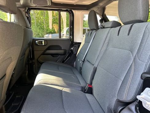 Used 2025 Jeep Wrangler Unlimited Sahara w/ Safety Group AWD/4WD image 17