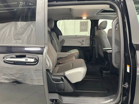 Used 2025 Toyota Sienna XLE image 55