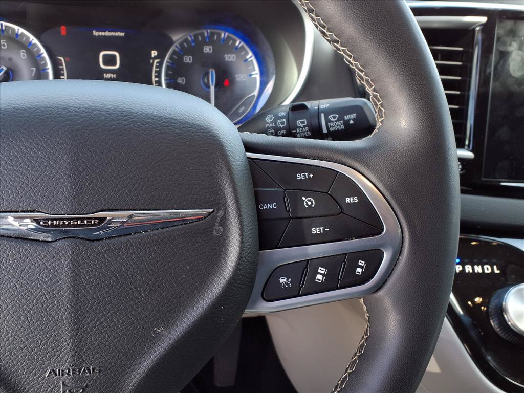 Used 2023 Chrysler Pacifica Touring-L FWD image 11