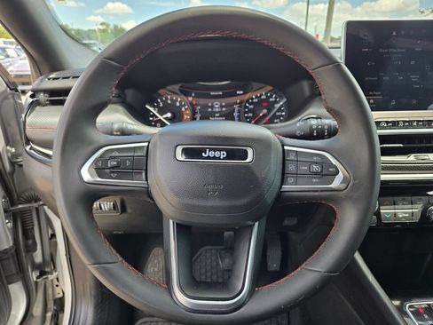 Used 2025 Jeep Compass Trailhawk AWD/4WD image 19