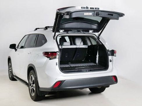 Used 2023 Toyota Highlander XLE image 6