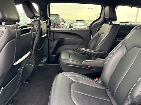 Used 2025 Chrysler Pacifica Select w/ Uconnect Theater Family Group image 15