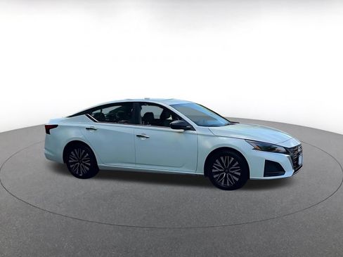 Used 2025 Nissan Altima 2.5 SV FWD image 2