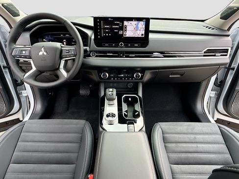 New 2026 Mitsubishi Outlander SE FWD image 3