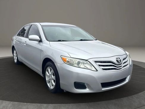 Used 2010 Toyota Camry LE image 2