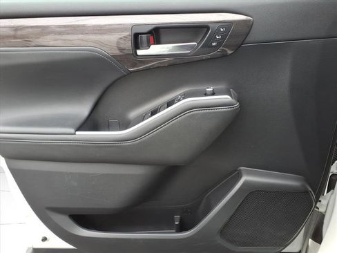 Used 2020 Toyota Highlander Platinum image 17