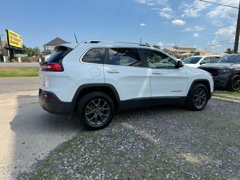 Used 2016 Jeep Cherokee Latitude w/ Cold Weather Group image 6