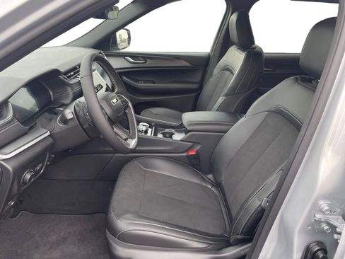 New 2025 Jeep Grand Cherokee L Altitude image 10