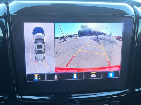 Used 2023 Chevrolet Traverse Premier image 38