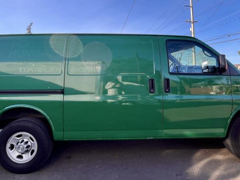 Used 2010 Chevrolet Express 2500 w/ Chrome Appearance Package image 2