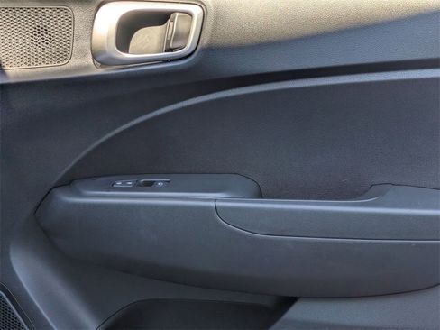 Used 2025 Hyundai Venue SEL image 31