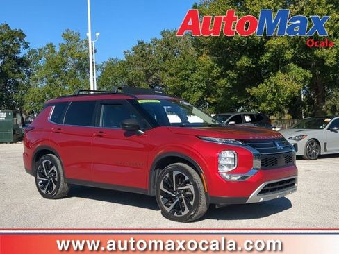 Used 2023 Mitsubishi Outlander SE image 1