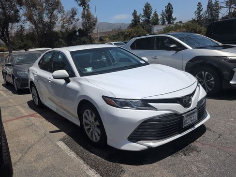 Used 2018 Toyota Camry LE FWD image 3