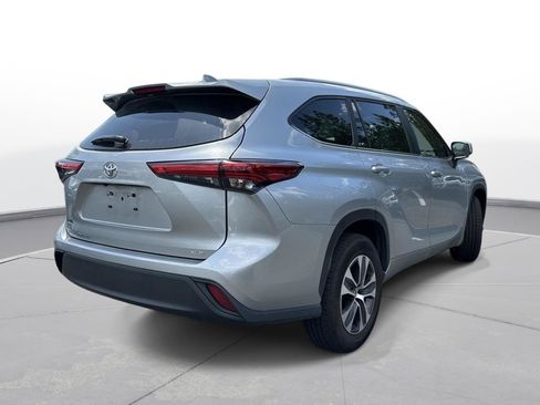Used 2023 Toyota Highlander XLE image 6