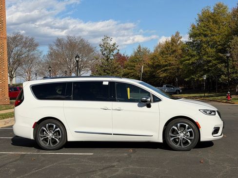 New 2026 Chrysler Pacifica Pinnacle image 5