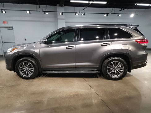 Used 2019 Toyota Highlander XLE FWD image 4