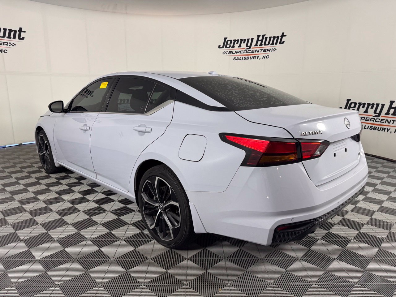 Used 2024 Nissan Altima 2.5 SR w/ SR Premium Package AWD/4WD image 9