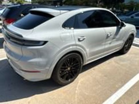 Used 2025 Porsche Cayenne GTS AWD/4WD image 5