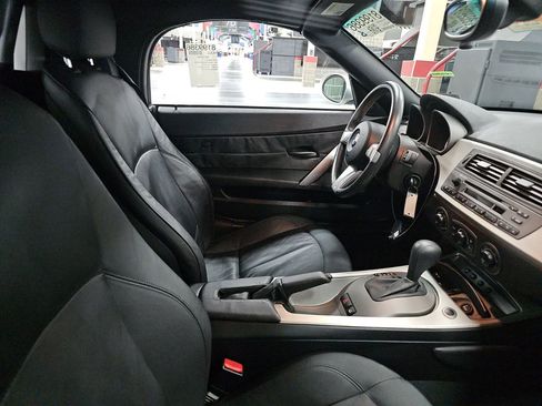 Used 2004 BMW Z4 2.5i image 9