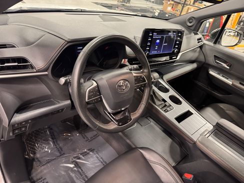 Used 2021 Toyota Sienna XSE w/ XSE Plus Package image 17