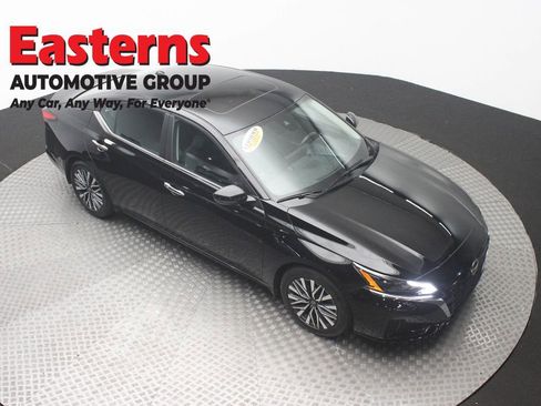 Used 2024 Nissan Altima 2.5 SV w/ SV Premium Package FWD image 3