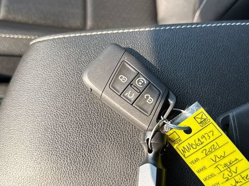 Used 2021 Volkswagen Tiguan SEL AWD/4WD image 11