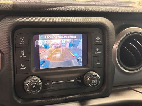 Used 2021 Jeep Gladiator Willys image 16