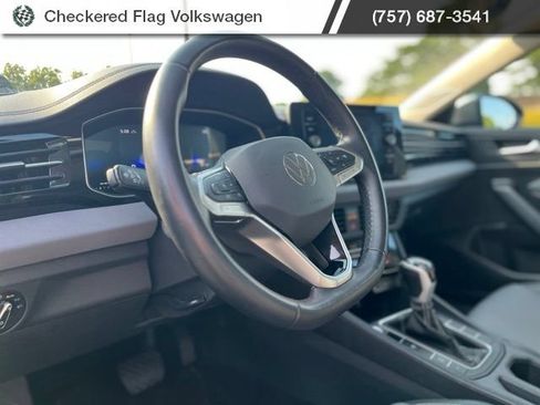 Used 2025 Volkswagen Jetta SE FWD image 19