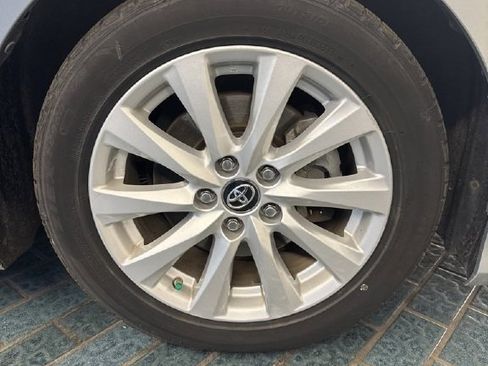 Used 2018 Toyota Camry LE image 9