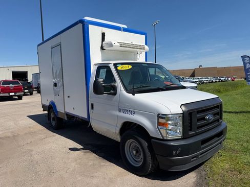 Used 2024 Ford E-350 and Econoline 350 Super Duty w/ Power Windows & Locks Group RWD image 3