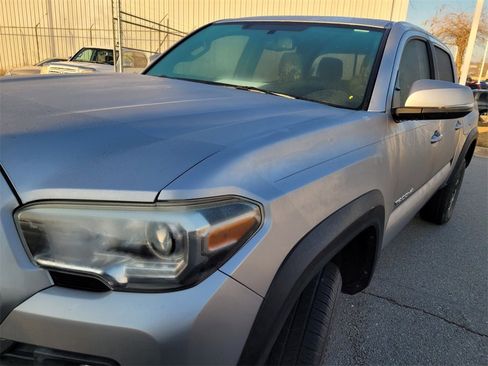 Used 2017 Toyota Tacoma TRD Off-Road image 10