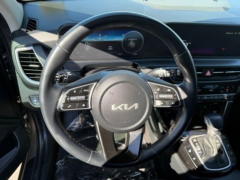 Used 2024 Kia Seltos EX image 16