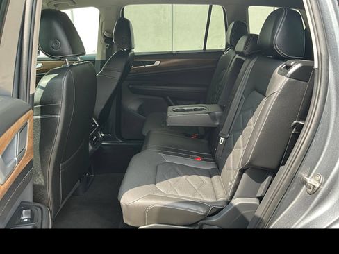 Used 2025 Volkswagen Atlas SE FWD image 9