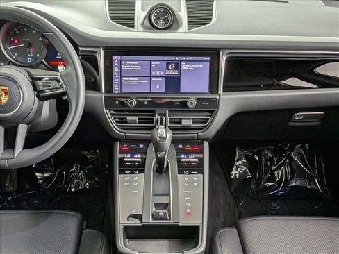 Certified 2025 Porsche Macan AWD/4WD image 19