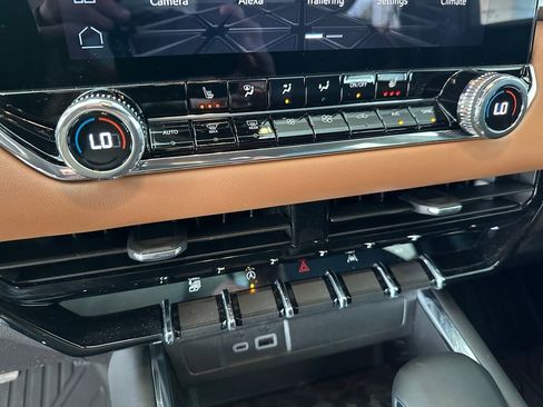 Used 2024 GMC Canyon AT4 w/ Technology Package image 24