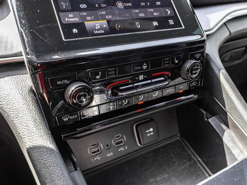 Used 2025 Jeep Grand Cherokee L Altitude RWD image 16