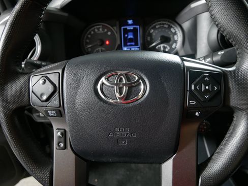 Used 2017 Toyota Tacoma TRD Sport w/ Tow Package (A/T) AWD/4WD image 25