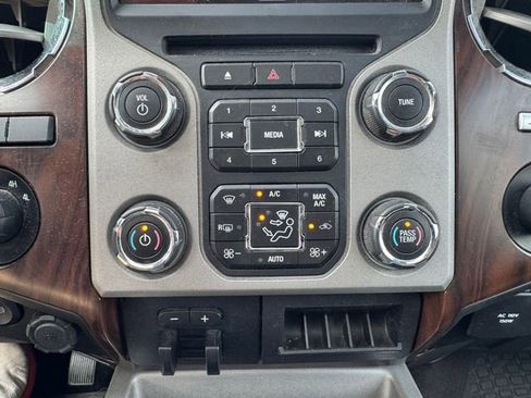 Used 2015 Ford F250 Lariat w/ Lariat Interior Package AWD/4WD image 38