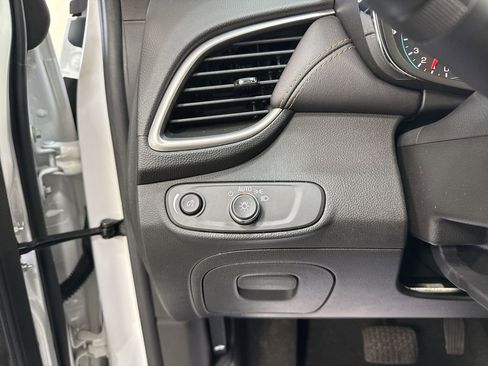 Used 2022 Chevrolet Trax LT w/ LT Convenience Package image 24