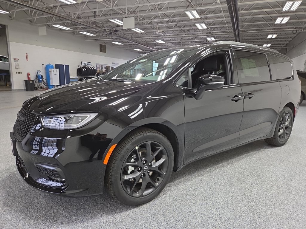 New 2026 Chrysler Pacifica Select w/ S Appearance Package FWD image 3