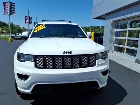 Used 2017 Jeep Grand Cherokee Altitude AWD/4WD image 3