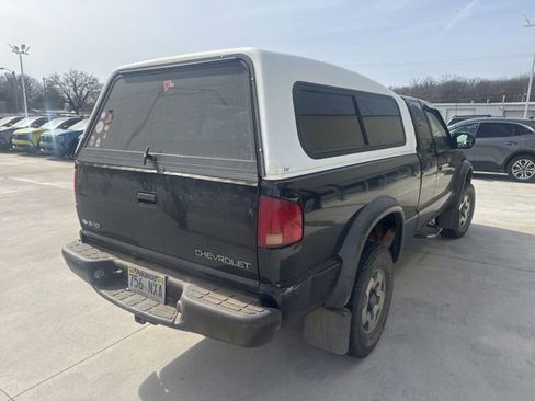Used 2001 Chevrolet S10 Pickup LS w/ Preferred Equipment Group image 4