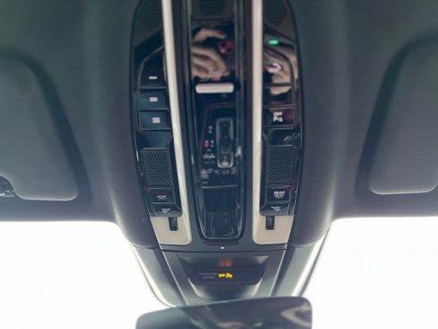 Used 2022 Porsche Cayenne Platinum Edition image 36