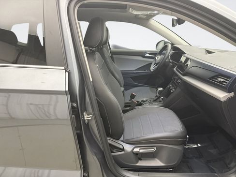 Used 2023 Volkswagen Taos SE w/ Panoramic Sunroof Package AWD/4WD image 17