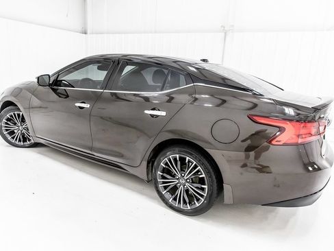 Used 2017 Nissan Maxima Platinum w/ Medallion Package FWD image 4