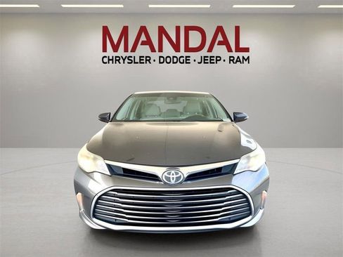 Used 2017 Toyota Avalon XLE Premium image 3