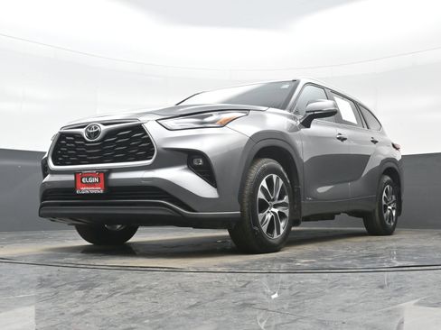 Used 2025 Toyota Highlander XLE image 30