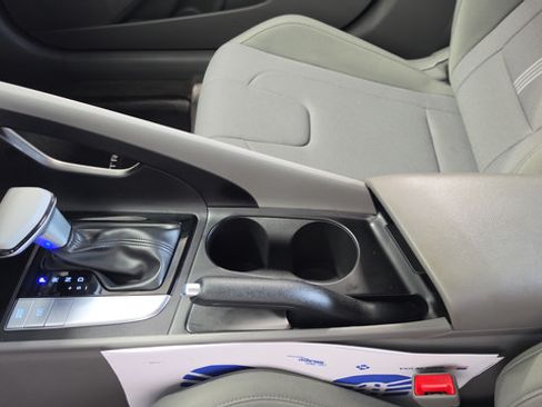 Used 2025 Hyundai Elantra SE FWD image 19