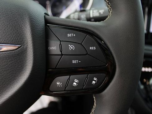 Used 2025 Chrysler Pacifica Limited FWD image 14