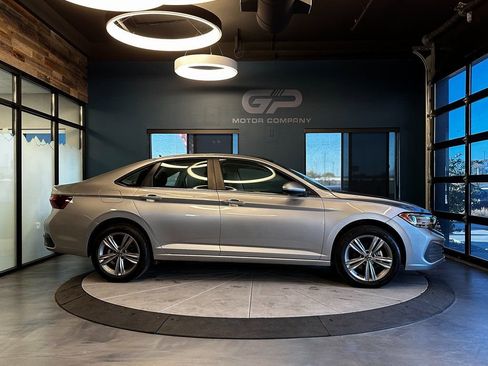 Used 2024 Volkswagen Jetta SE image 2